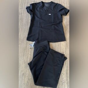 FIGS Women’s Scrub Set in black Pants S/P and Top S